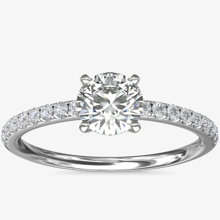 圆形钻石订婚戒指